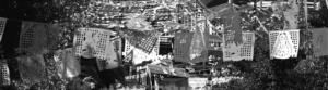 Decoración de calle de México con guirnalda de papel en blanco y negro