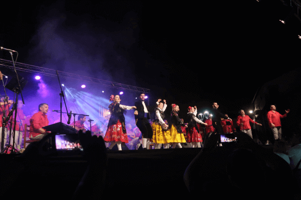 Grupo musical extremeño Furriones y grupo bailando jota extremeña